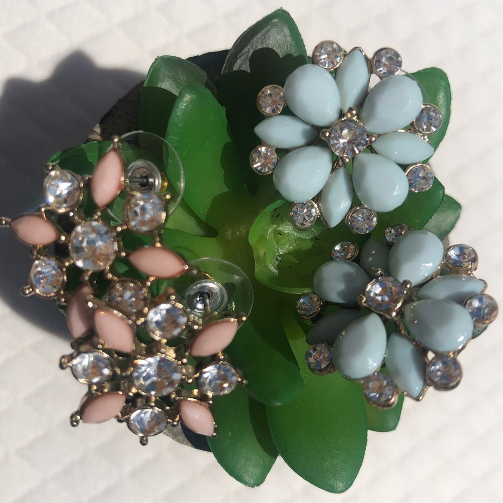 Beautiful bundle of flowery classic earrings ✨ Timeless feel✨ - Picture 9 of 12